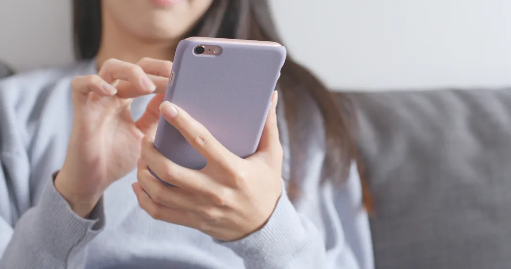 Frau, die ein Smartphone benutzt