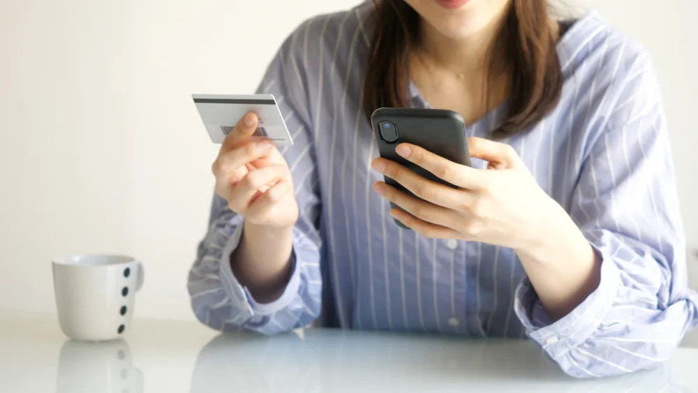 Frau, die ein generalüberholtes Handy bei Amazon kauft