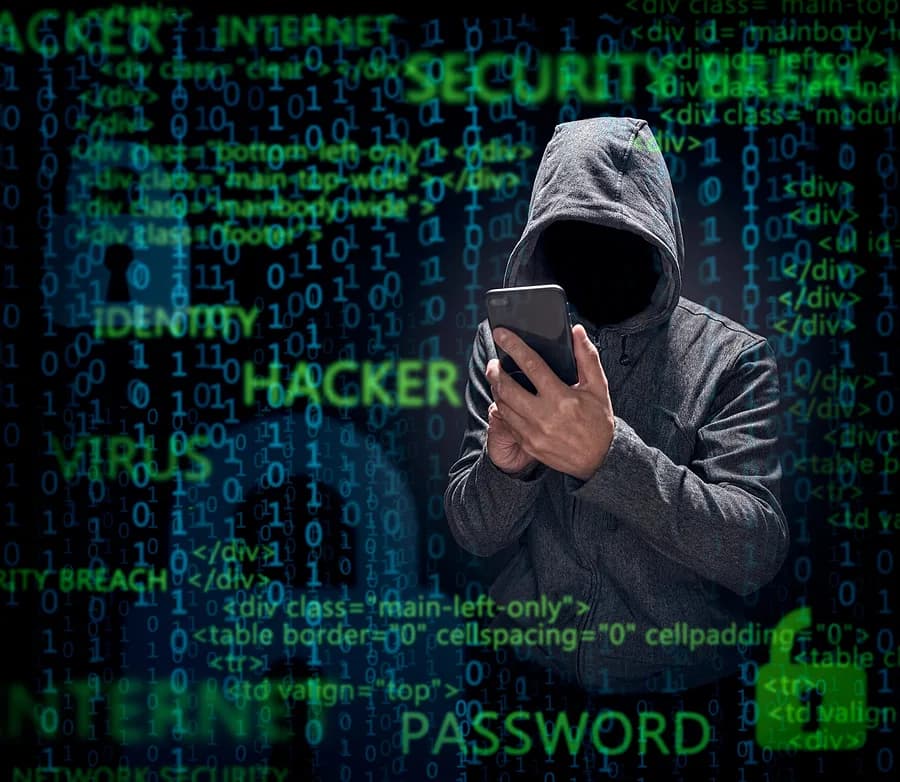 eine Person, die ein Sweatshirt mit hochgezogener Kapuze trägt, ein Handy in der Hand hält und von Programmierausdrücken umgeben ist
