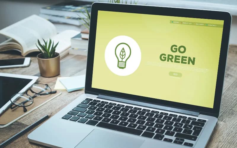 Laptop mit der Aufschrift „Go Green“ auf dem Bildschirm