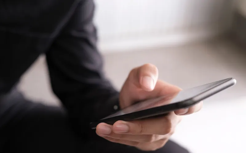 Person, die ein gebrauchtes Google Pixel-Smartphone nutzt
