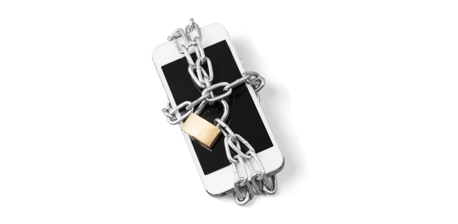 Telefon mit einer Kette, an der ein Vorhängeschloss hängt