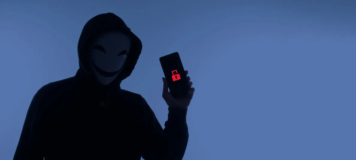 Hacker mit einem Handy in der Hand