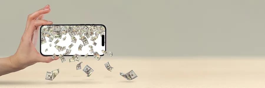Hand, die ein iPhone 15 Pro Max hält