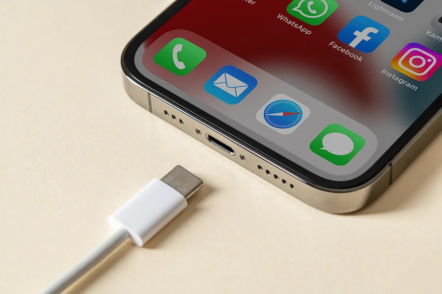 iPhone mit abgezogenem Kabel