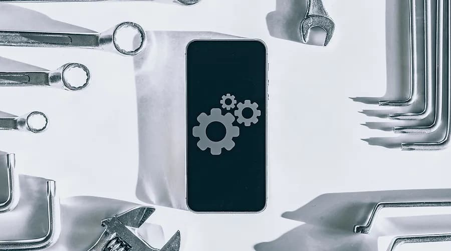 Bild eines Mobiltelefons mit Werkzeugen