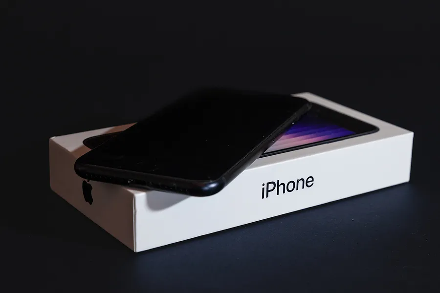 Das iPhone liegt auf seiner Verpackung