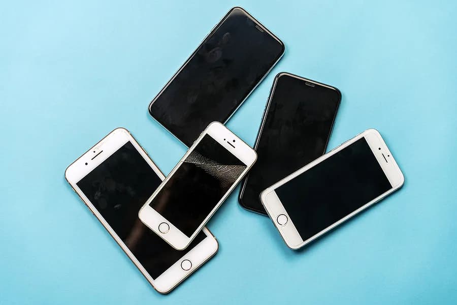 Alte iPhones vor blauem Hintergrund