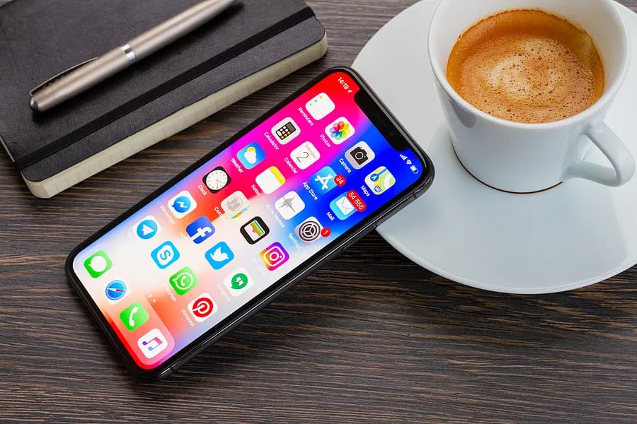 Ein iPhone, das an einer Tasse Kaffee lehnt
