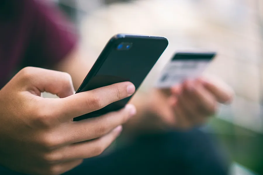 Hände, die Smartphones halten.