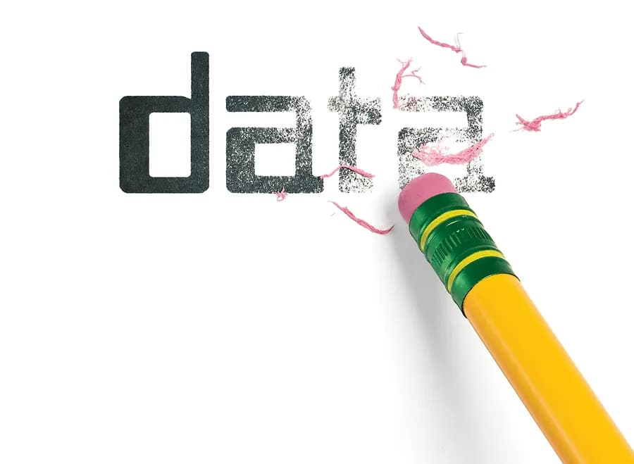 Ein Bleistift radiert das Wort „Daten“ aus.