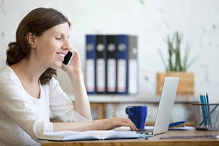 Frau, die mit dem Handy telefoniert
