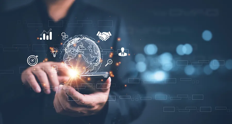 Ein Geschäftsmann, der ein Smartphone benutzt, auf dem digitale Symbole für Daten, Sicherheit und globale Vernetzung zu sehen sind.