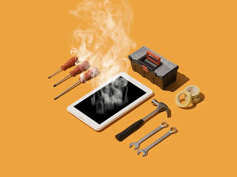 Ein rauchendes Smartphone liegt auf einer orangefarbenen Fläche, umgeben von Reparaturwerkzeugen wie Schraubendrehern, Schraubenschlüsseln, einem Hammer, Klebeband und einem kleinen Werkzeugkasten – ein Symbol für die Überhitzung und Reparatur des Telefons.