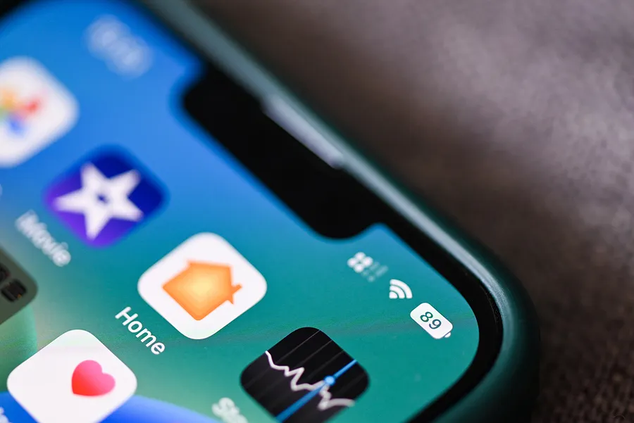 Nahaufnahme eines iPhone-Bildschirms mit App-Symbolen und einer Akkuanzeige von 89 %, die den Zustand des Akkus verdeutlicht.