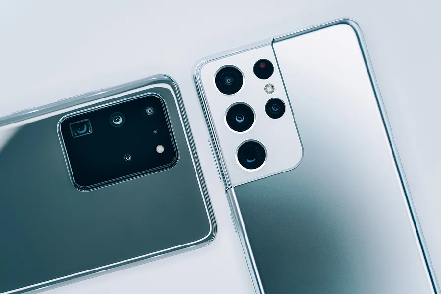 Zwei Samsung Galaxy-Smartphones, die mit der Vorderseite nach unten liegen, zeigen die Rückkamera-Module und die Designunterschiede beim Umstieg auf ein neues Galaxy-Smartphone im Jahr 2026.